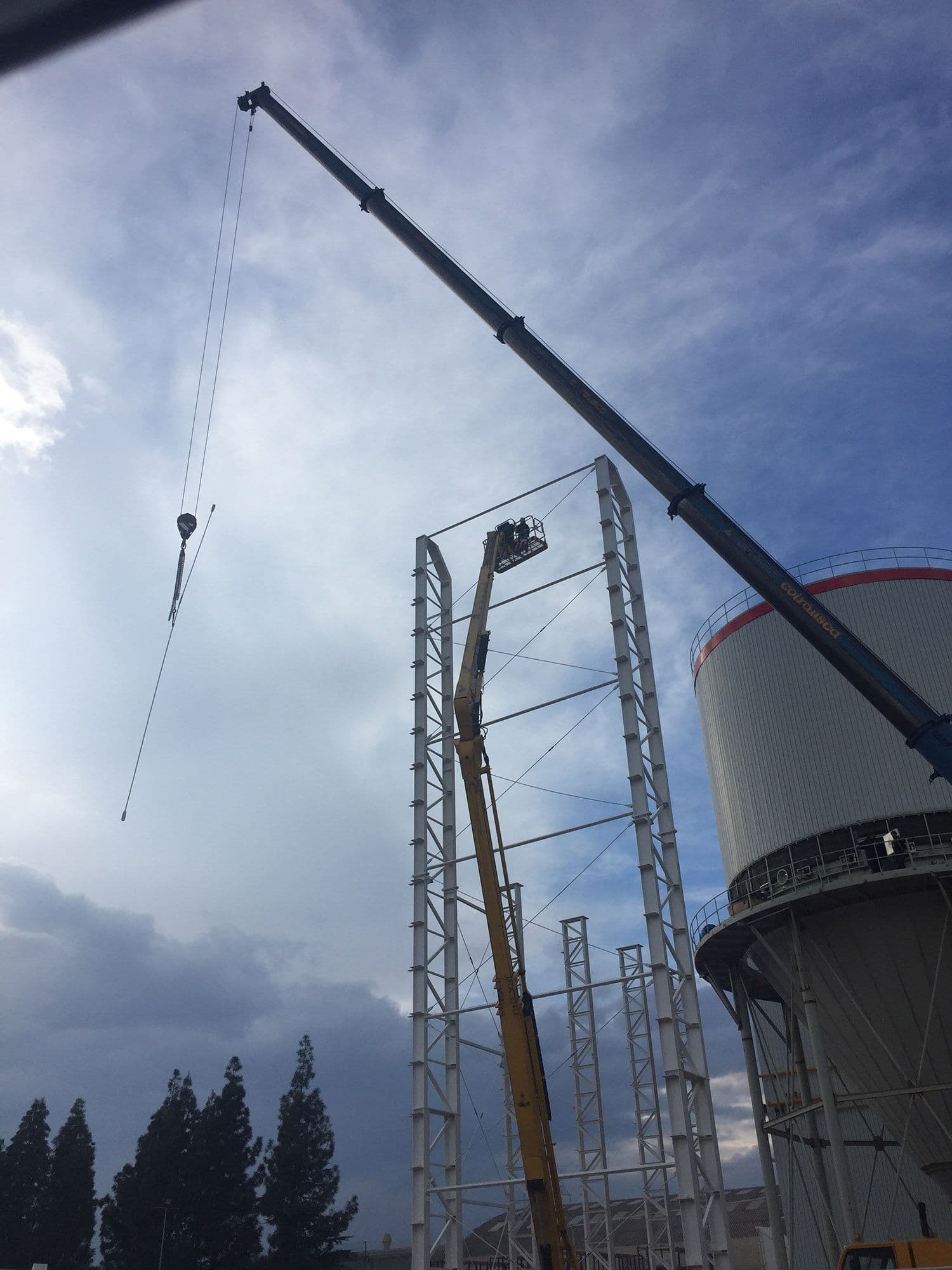 Tau Cerámica spray dryer and slip ponds