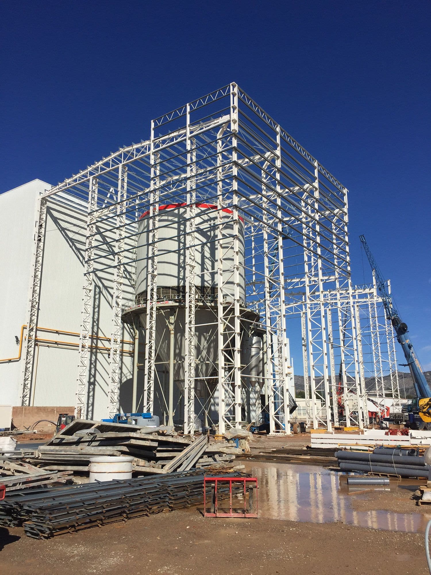 Tau Cerámica spray dryer and slip ponds