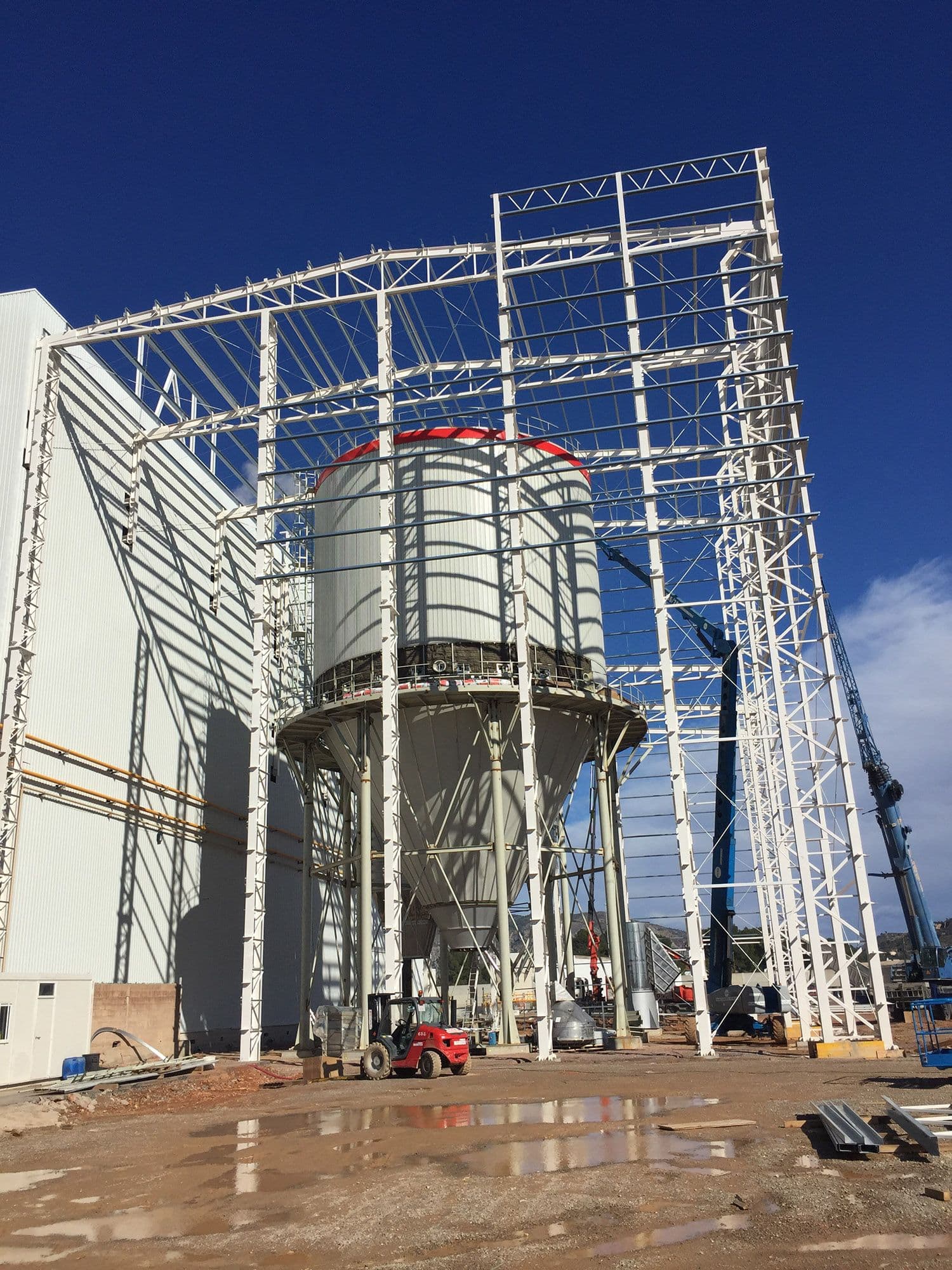 Tau Cerámica spray dryer and slip ponds