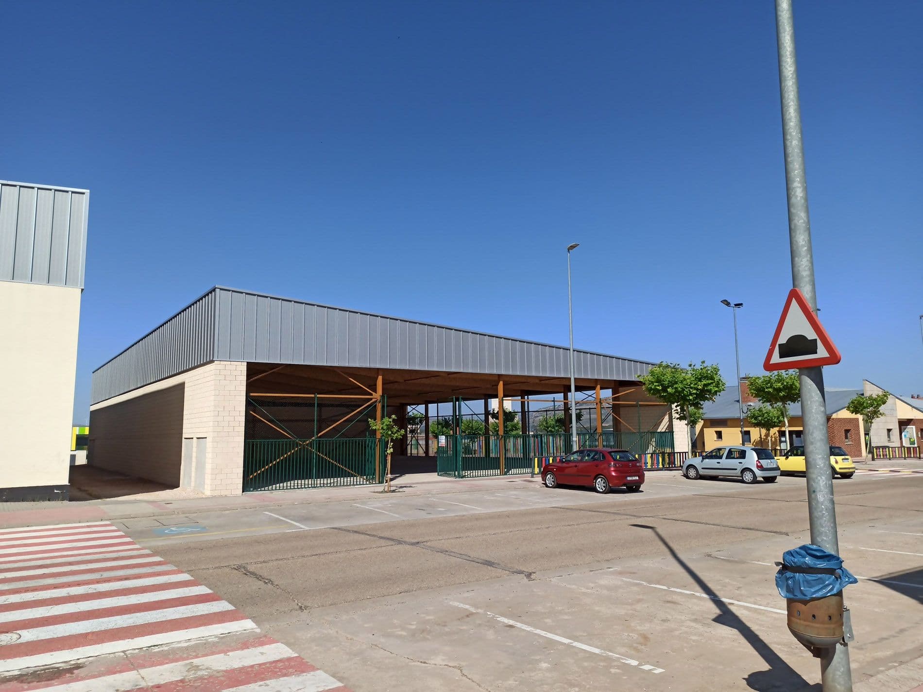Camaretas multi-sports court roof