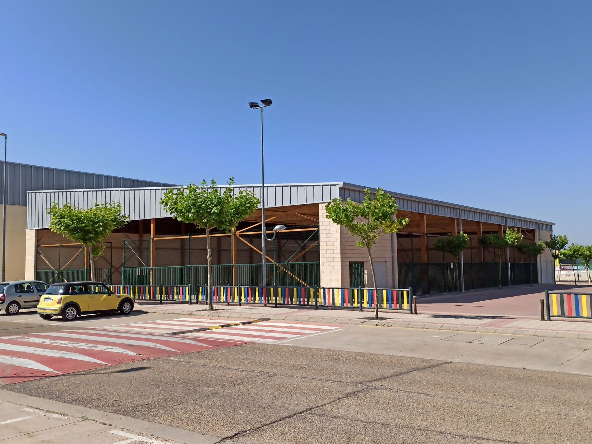 Camaretas multi-sports court roof