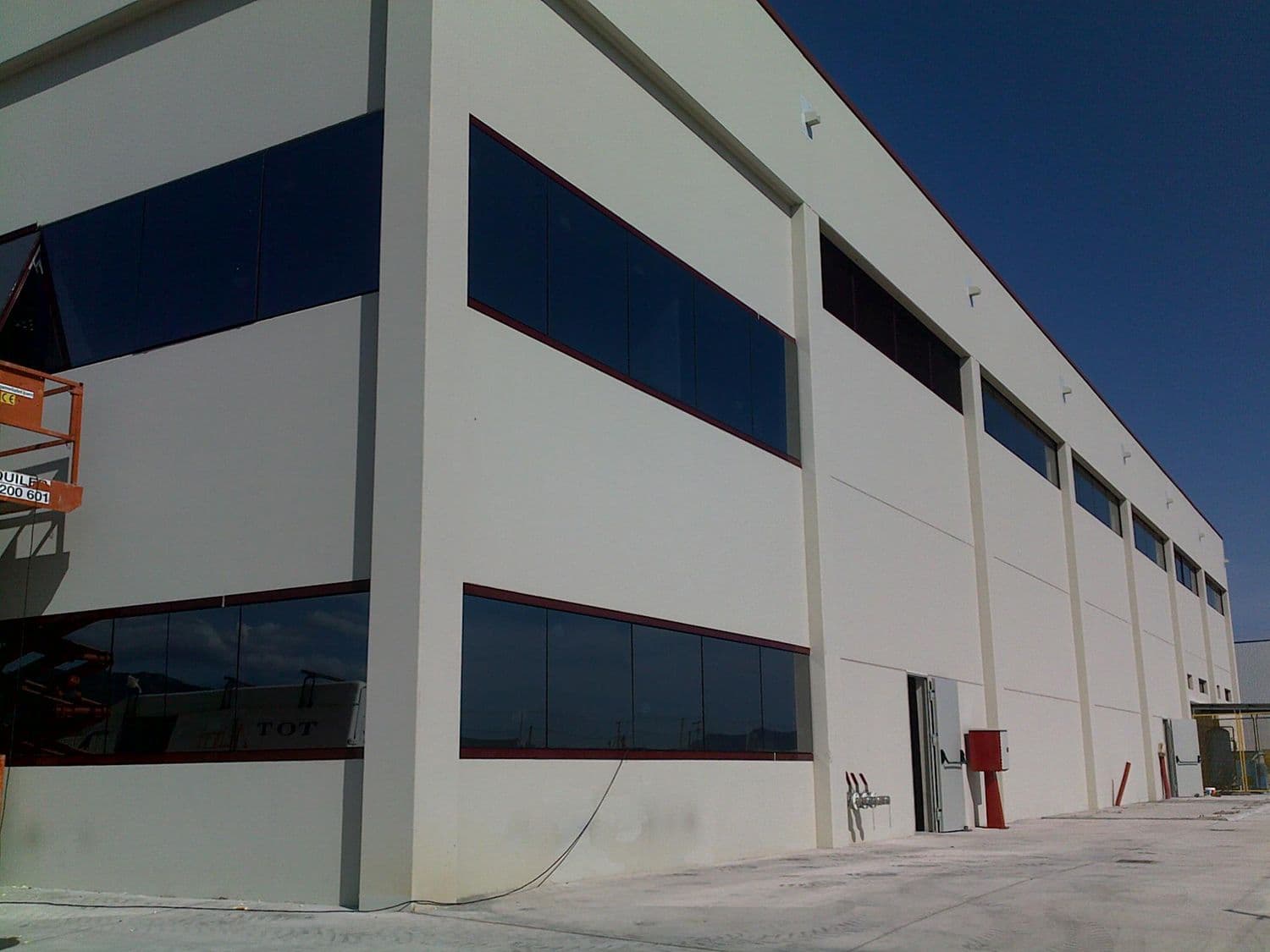 Nave y oficinas Pinturas Colom